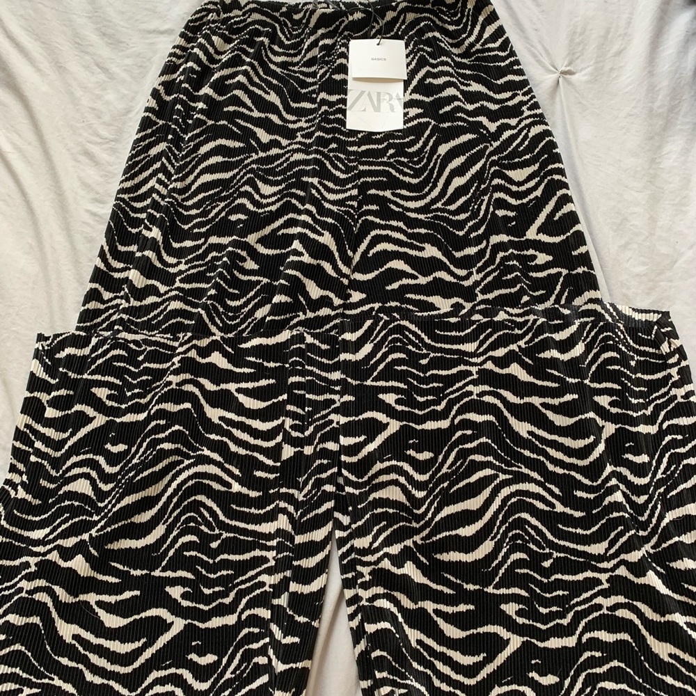 Zara size small (25/26 waist) black & white palazzo pant.